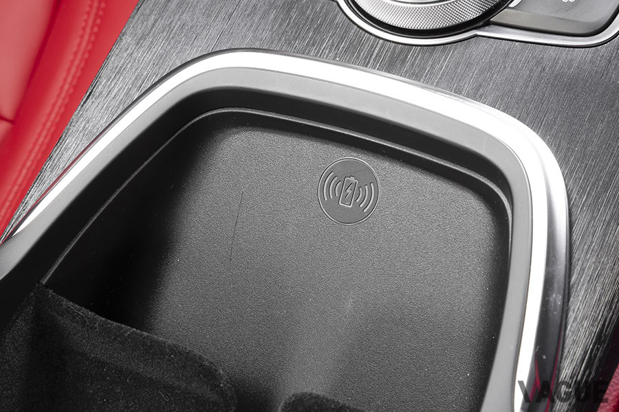 センターコンソールには、ワイヤレスチャージングパッドが備わる