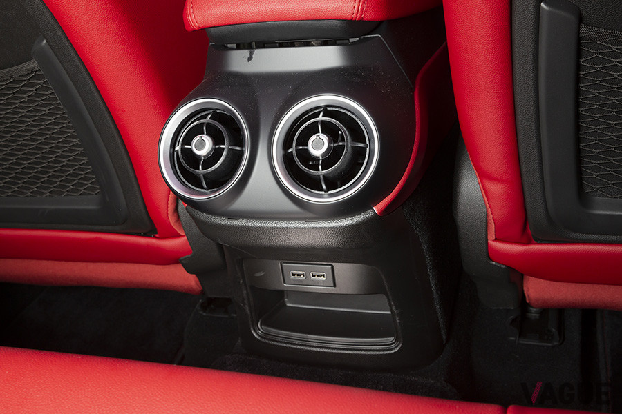 リアシートのエアコン吹出口とUSBソケット