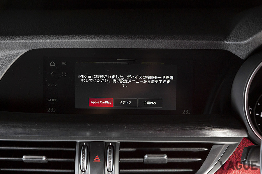 Apple CarPlay／Android Auto対応のデバイスを接続するとハンズフリー通話やメッセージの送受信、音楽の再生、ナビの操作などが簡単におこなえる