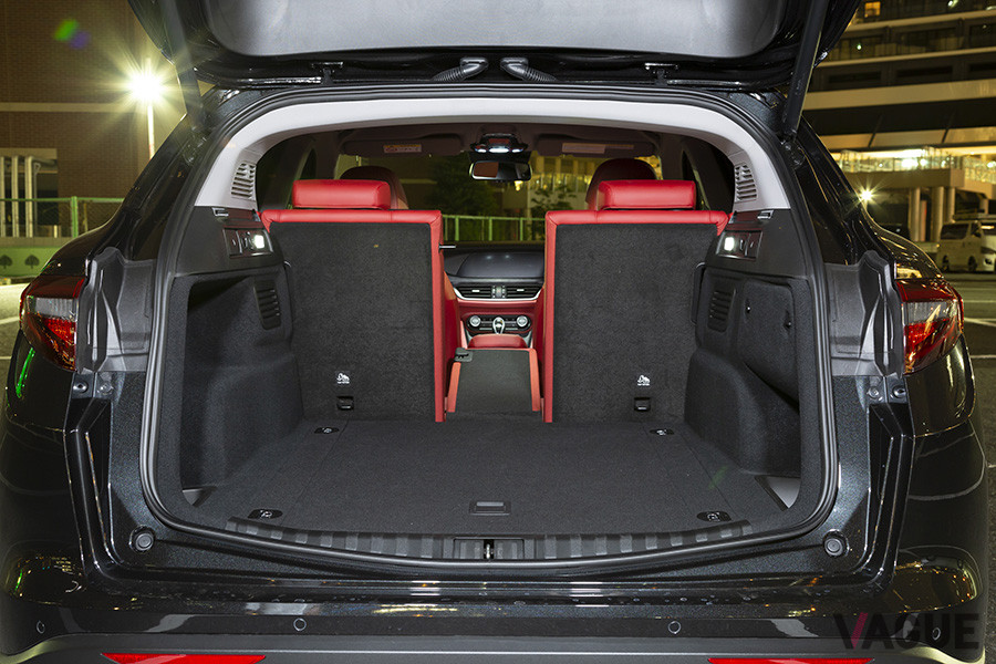 スキー板などの長尺物を積載する際には、リアシートのセンターのみを倒して利用