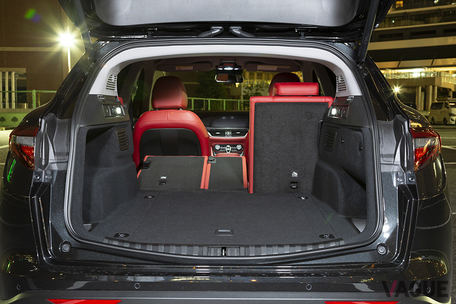 リアシートは、4：2：4の可倒分割式