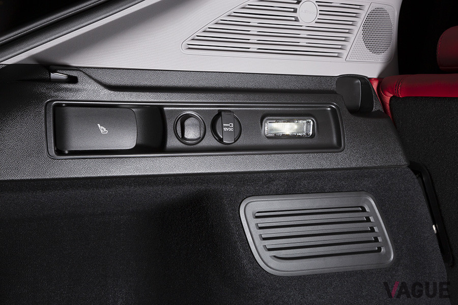 ラゲッジからシートを倒すことができるレバーが備わる