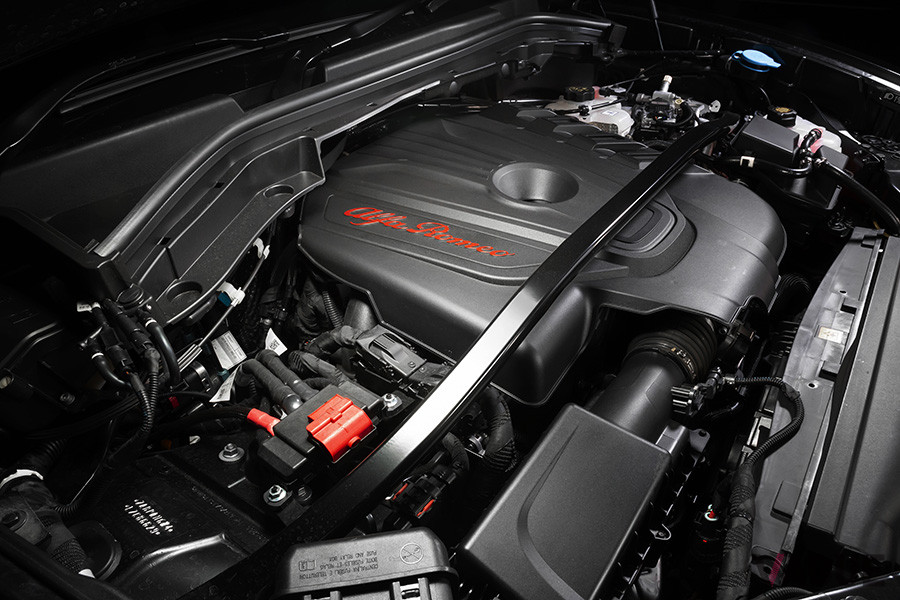 最高出力210ps、最大トルク470Nmの2.2リッターディーゼルエンジン