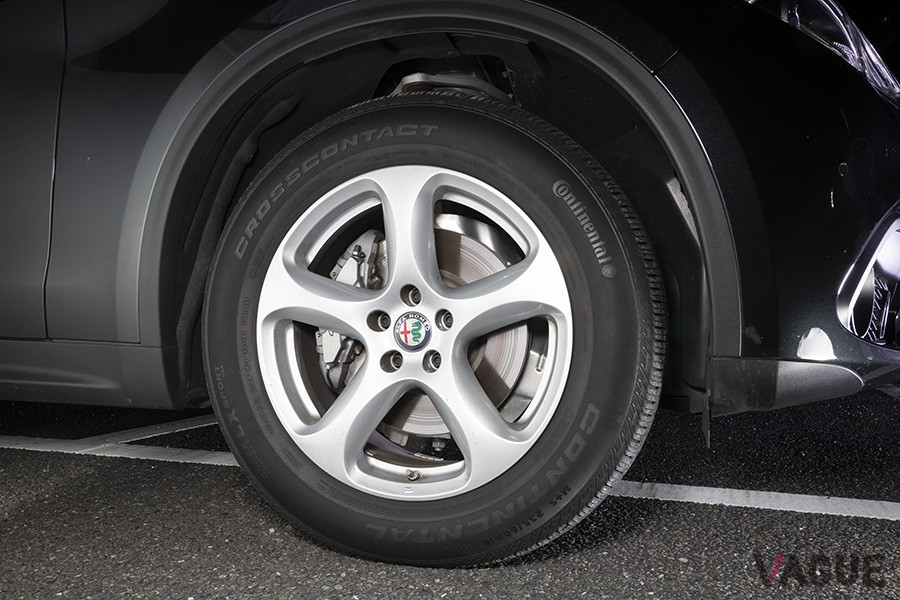 タイヤは前後とも235／60R18