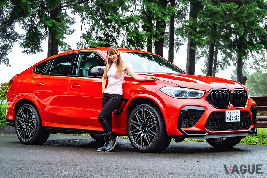 身長160cmの小鳥遊レイラちゃんが並ぶと、さらに大きく見えてしまうBMW「X6M コンペティション」