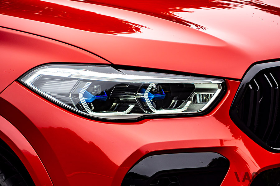 従来のLEDヘッドライトのロービームの約2倍に相当する最長500ｍまでの距離を照射するBMWレーザー・ライト