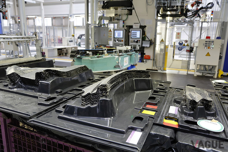 BMWのドライカーボンのパーツ製作の様子