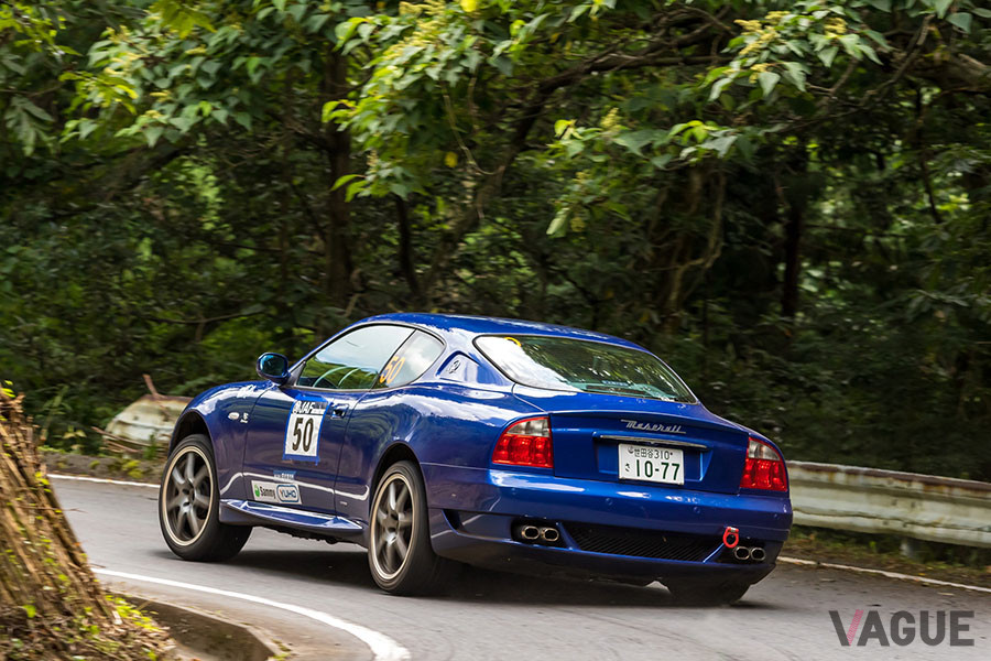 サーキットと違って木々に囲まれた林道なので、V8サウンドがキレイに響き渡ります