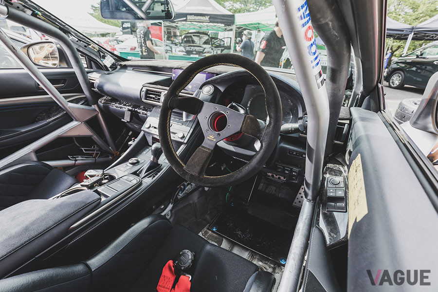 ロールケージと社外ステアリングがなんとも不似合いなRC F。サイドブレーキは電気式なのでサイドターンはできませんね