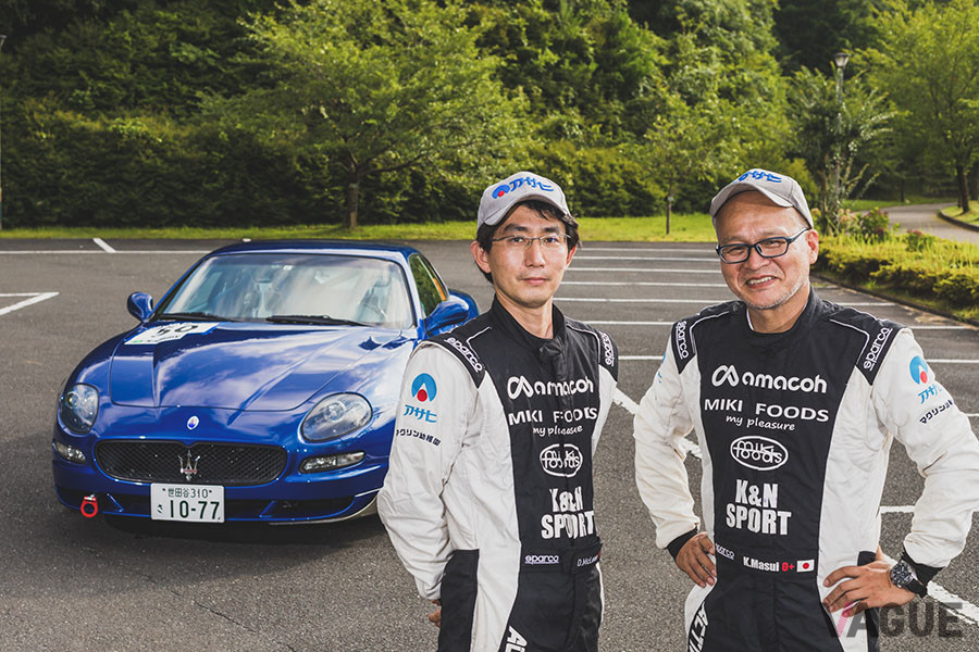 ポルシェを買いに行ったつもりがなぜかグランスポーツを買っていた桝井和寛選手とコ・ドライバーのマクリン大地選手。実はマクリン選手も本職はドライバー