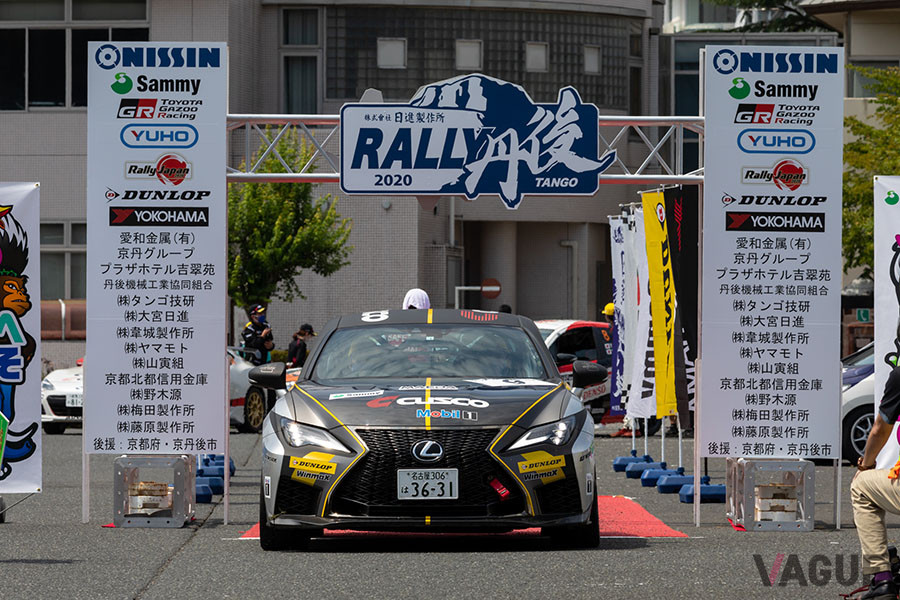 トップとわずか1.1秒差の2位でフィニッシュ。コ・ドライバーの寺田昌弘選手はドライバーとしてパリダカへの参戦経験を持つ
