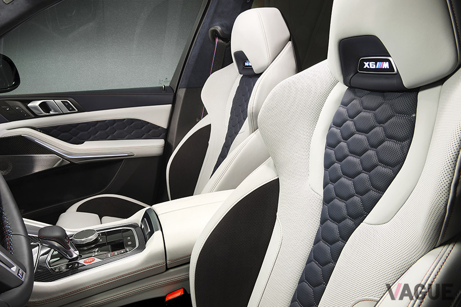 シートのセンターにはブラックアルカンターラが組み合わされる