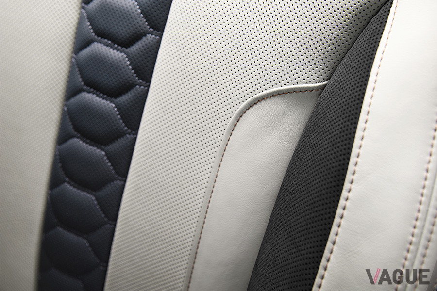 シートをはじめインストルメントパネルやドアトリムには、オレンジ色のコントラストステッチを採用