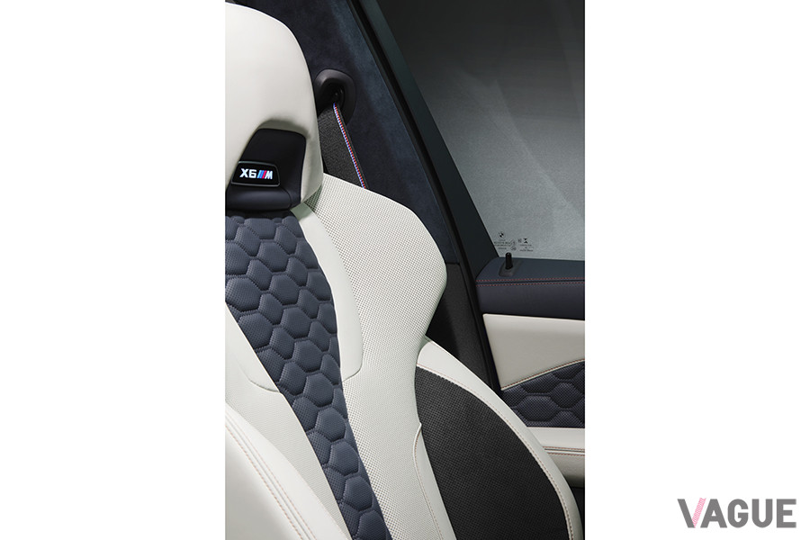 シートをはじめインストルメントパネルやドアトリムには、オレンジ色のコントラストステッチを採用