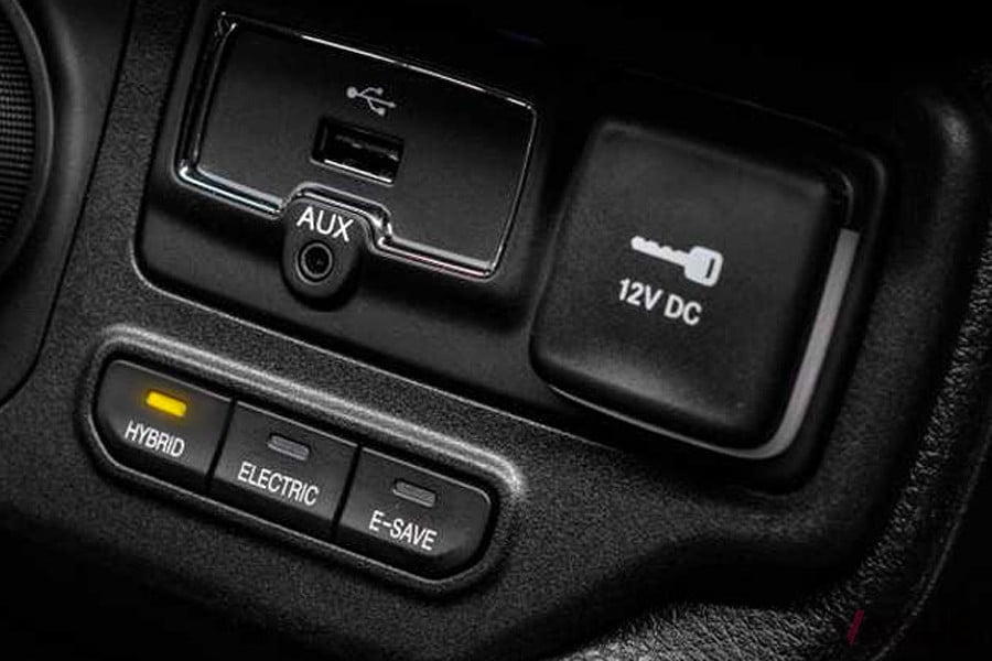 ハイブリッドシステムの作動状況は3つのモードから選ぶようになっている