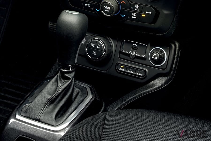 改良型セレクテレイン回転スイッチ（4WD Lock、4WD Low、ヒルディセントコントロールの3つのeAWDモード付）も装備