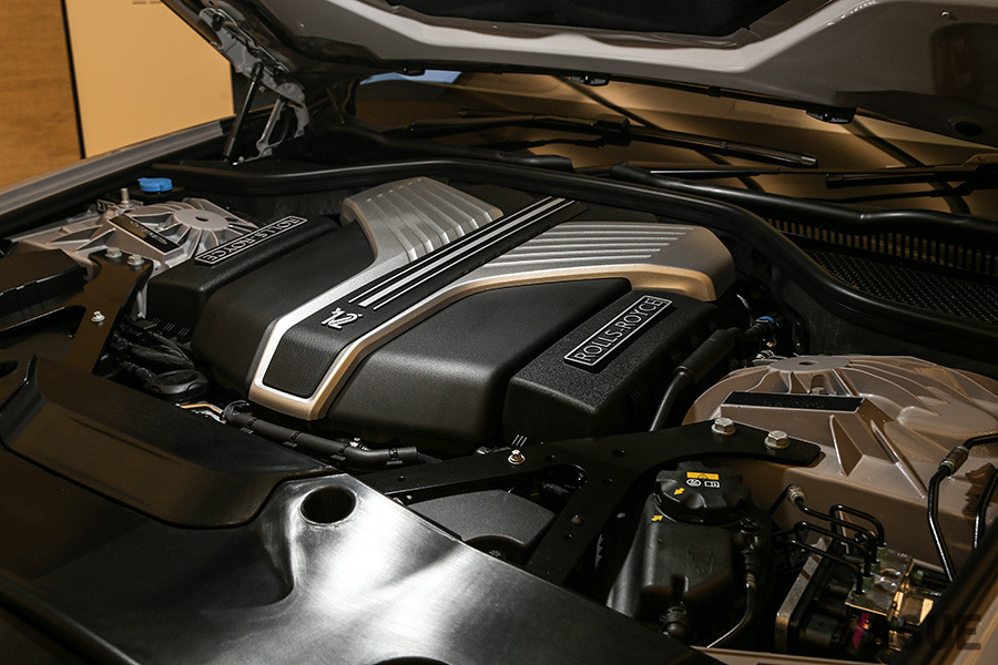 最高出力571ps、最大トルク850Nmの6.75リッターV型12気筒エンジン