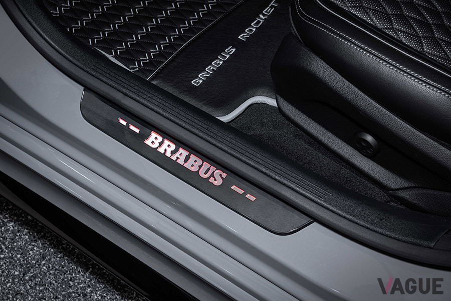サイドステップの「BRABUS」イルミネーションは、カラー変更可能