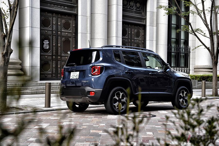 アウトドアだけでなく、タウンユースでもふさわしい走りを見せてくれる「レネゲード 4xe」