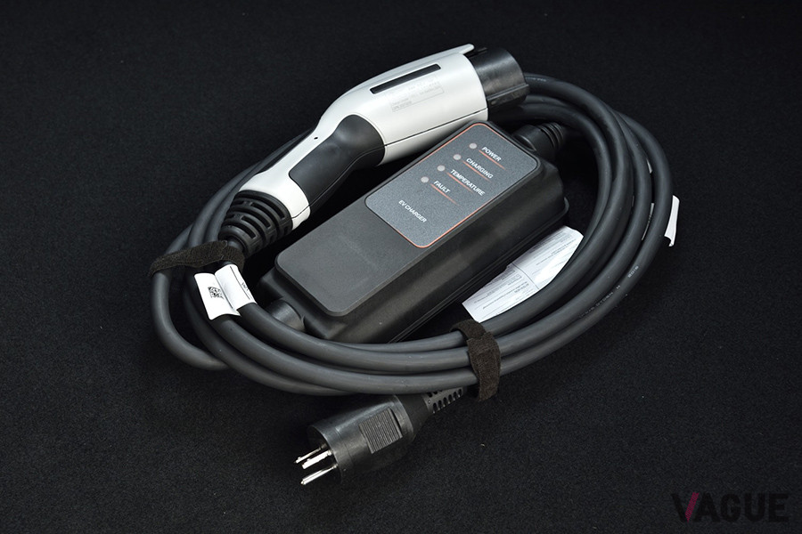 車両に付属の普通充電ケーブルを利用して、EV専用充電コンセントから充電することが可能