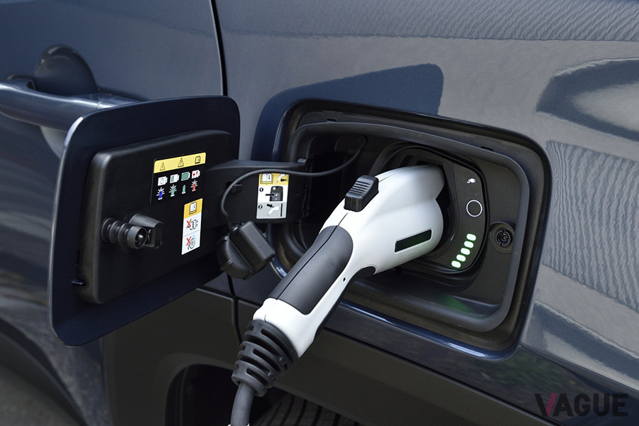 満充電までの所要時間は約4時間