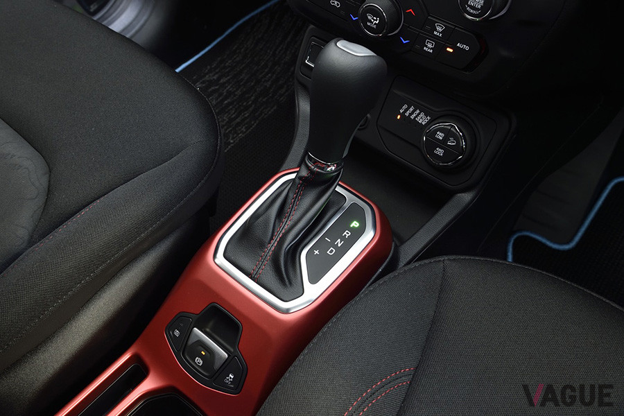 サイドブレーキのスイッチの左にあるボタンで、回生ブレーキの効きを2段階で調整できる