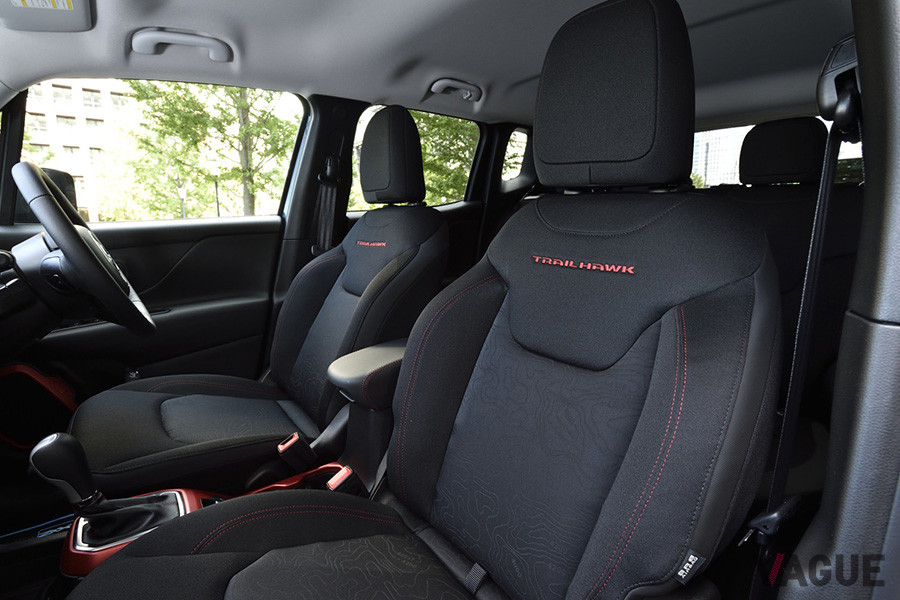 トレイルホーク専用のレッドステッチが施されたインテリア