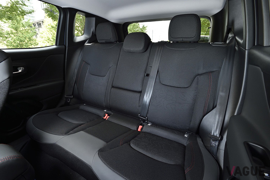 リアシートは3名が乗車可能