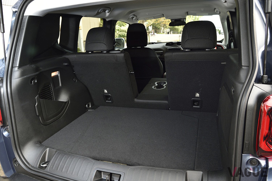 リアシートのセンターを倒した状態。リア2名乗車の際のドリンクホルダーともなる