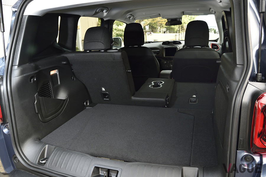 リアシートは、4：2：4の分割可倒式