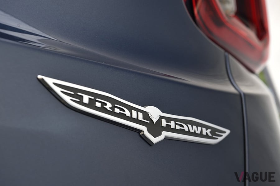 トレイルホークはアプローチアングルやデパーチャーアングル、ブレークオーバーアングル、渡河性能などをより大きく稼ぎ出せるようになっている