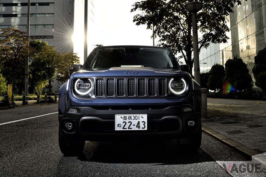 セブンスロットグリルに丸い形状のヘッドライトの、ジープ伝統のフロントマスク