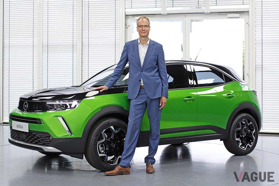 オペル新型「モッカ-e」とオペル・オートモビル社のCEO、ミヒャエル・ローシェラー氏