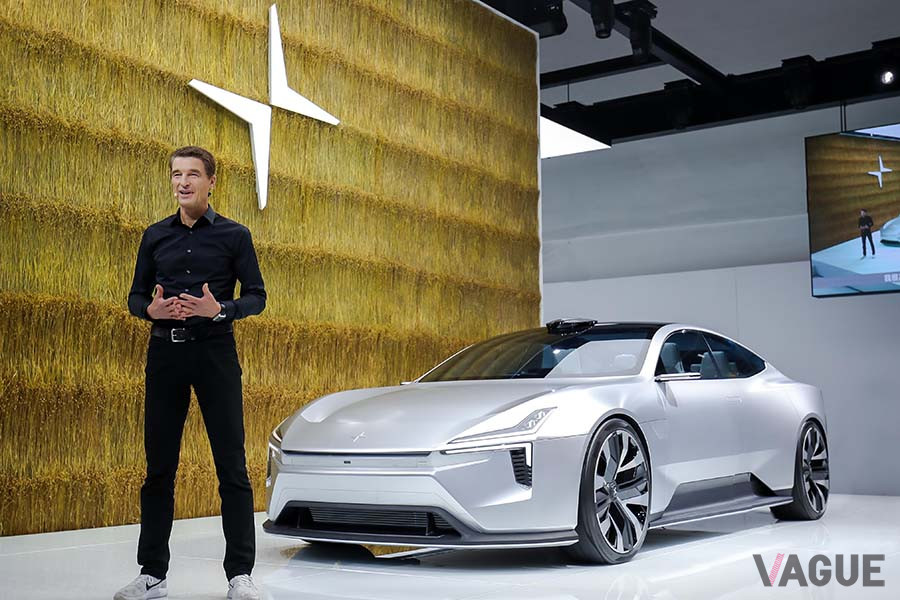北京モーターショー2020でお披露目されたポールスター「プリセプト」とポールスター社のCEO、Thomas Ingenlath氏