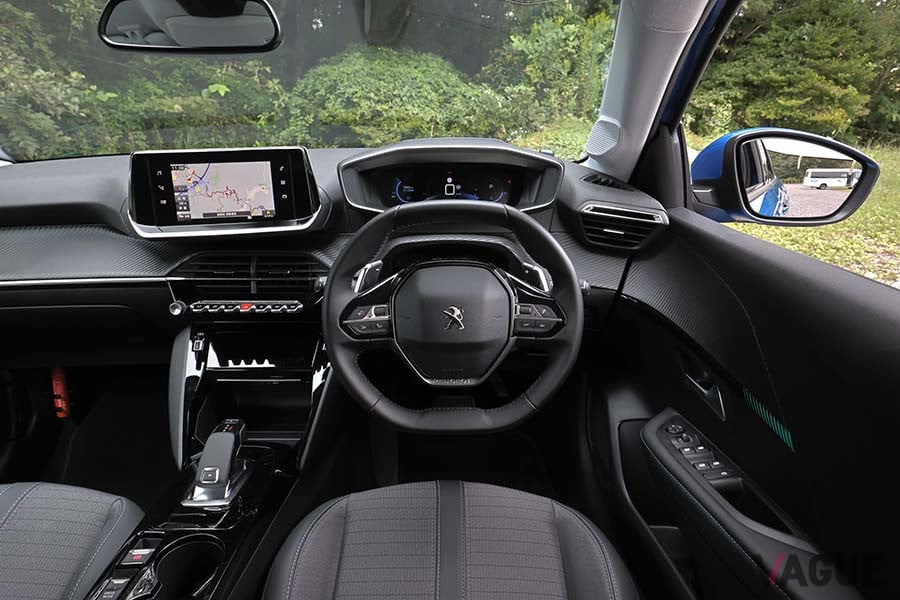 プジョー新型「208」のインパネ。ハンドルは小径かつ異型タイプ