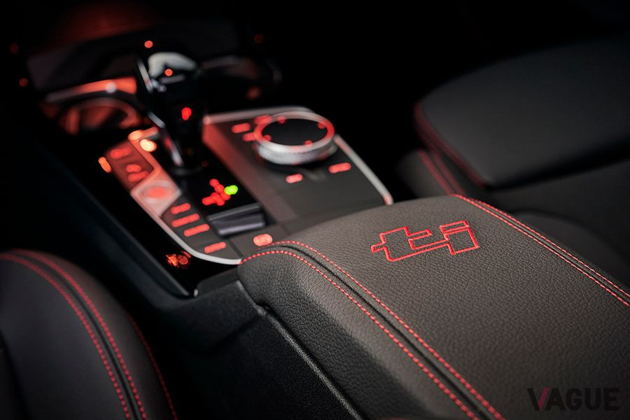 BMW「128ti」のインテリアディテール。「ti」の刺繍が入る