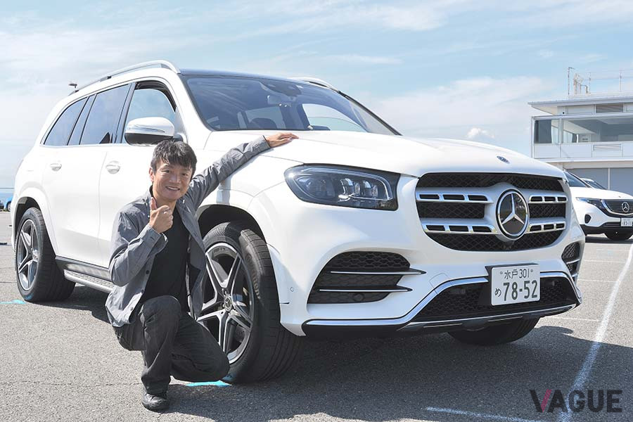 メルセデス・ベンツ「GLS 400d 4マティック」と筆者の岡本幸一郎氏