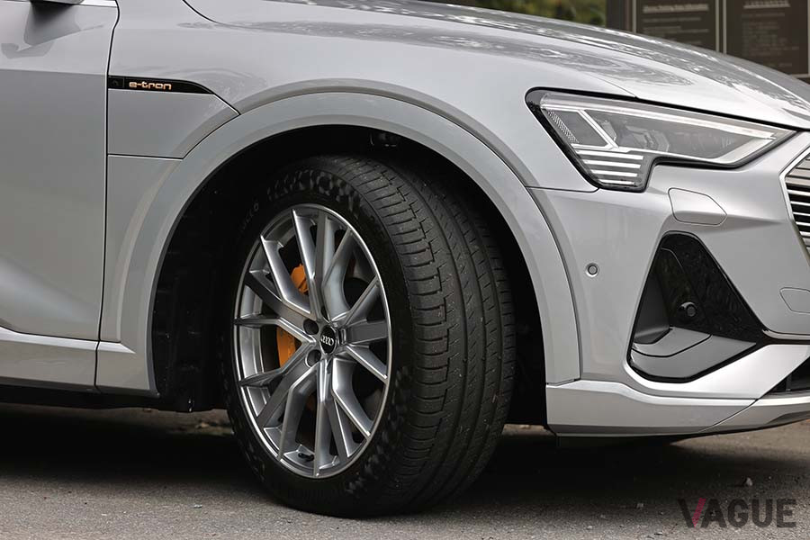 タイヤは21インチ径の265/45R21サイズ
