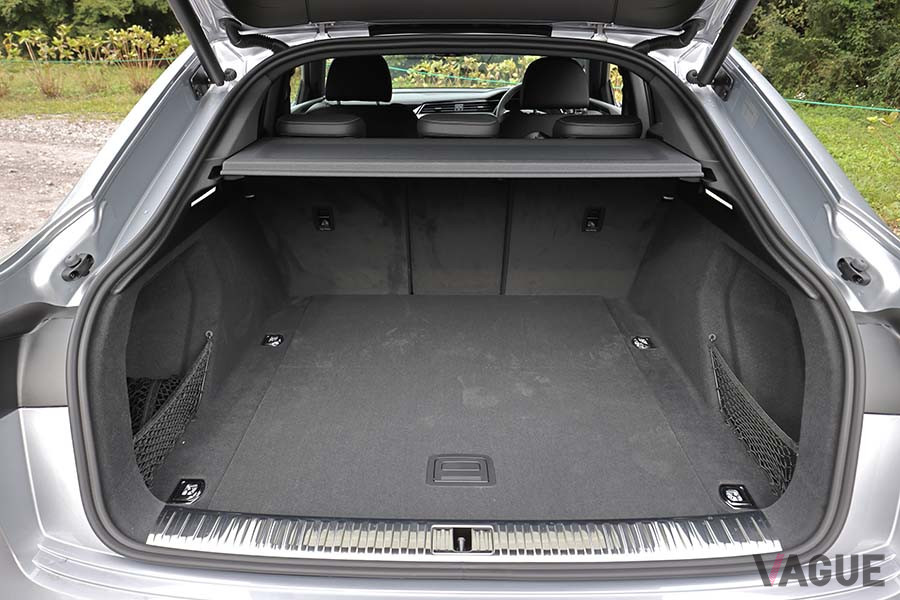 e-tronスポーツバックの荷室