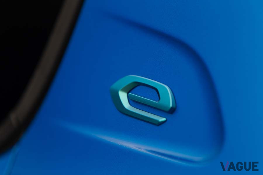 プジョーの小型EV「e-208」のエンブレム