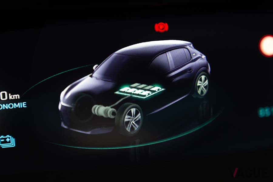 プジョーの小型EV「e-208」の充電を表す表示