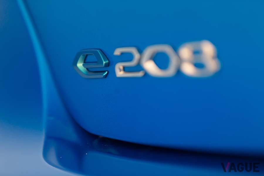 プジョーの小型EV「e-208」のエンブレム
