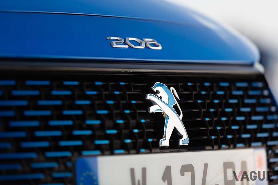 プジョーの小型EV「e-208」のフロントエンブレム