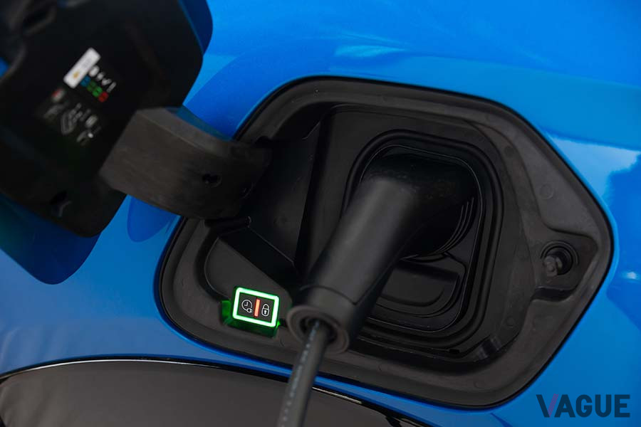プジョーの小型EV「e-208」の充電リッド