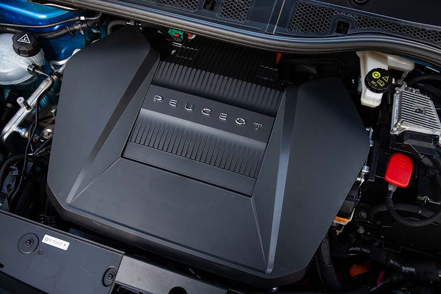 プジョーの小型EV「e-208」のボンネットの下