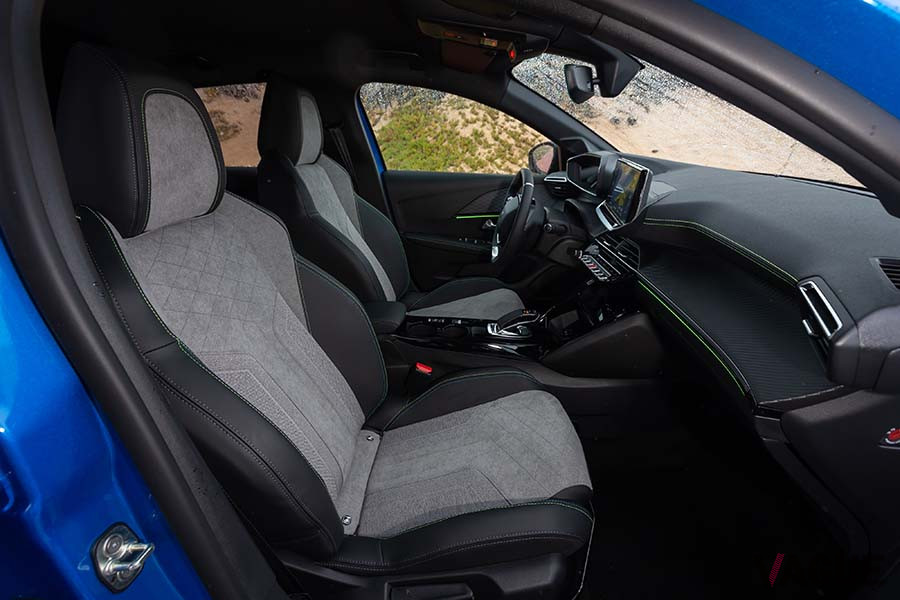 プジョーの小型EV「e-208」のフロントシート