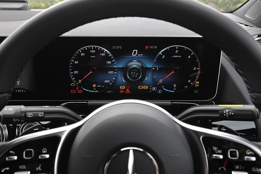 メルセデス・ベンツ新型「GLA」のメーター
