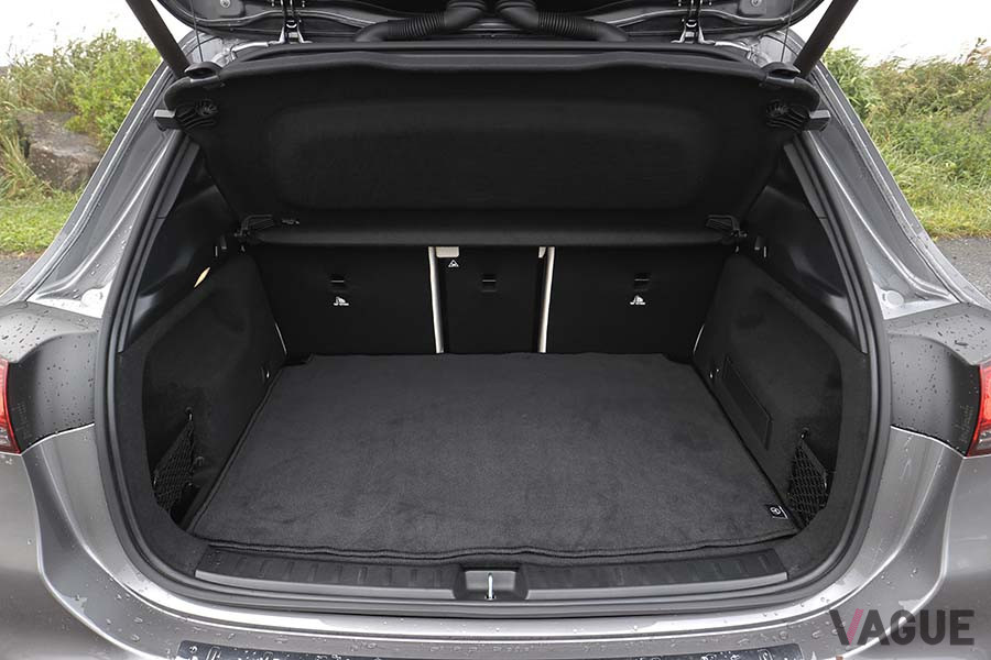 メルセデス・ベンツ新型「GLA」の荷室。通常時425リッター、最大で1420リッターとなる