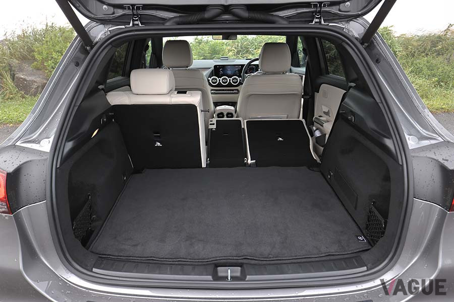メルセデス・ベンツ新型「GLA」の荷室。通常時425リッター、最大で1420リッターとなる