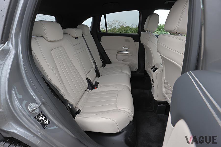 メルセデス・ベンツ新型「GLA 200d 4MATIC」のリアシート。最大140mm前後スライドが可能